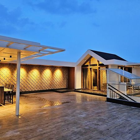 Appartamento The Pentouz On 100 Feet Road Indiranagar - An Urban Luxury Retreat Bangalore Esterno foto