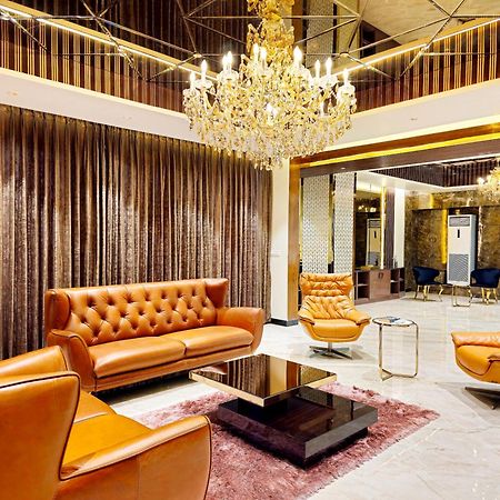 Appartamento The Pentouz On 100 Feet Road Indiranagar - An Urban Luxury Retreat Bangalore Esterno foto