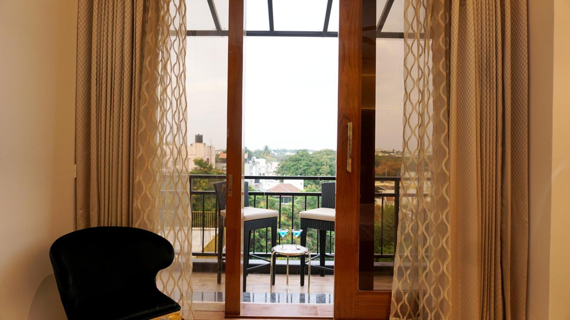 Appartamento The Pentouz On 100 Feet Road Indiranagar - An Urban Luxury Retreat Bangalore Esterno foto
