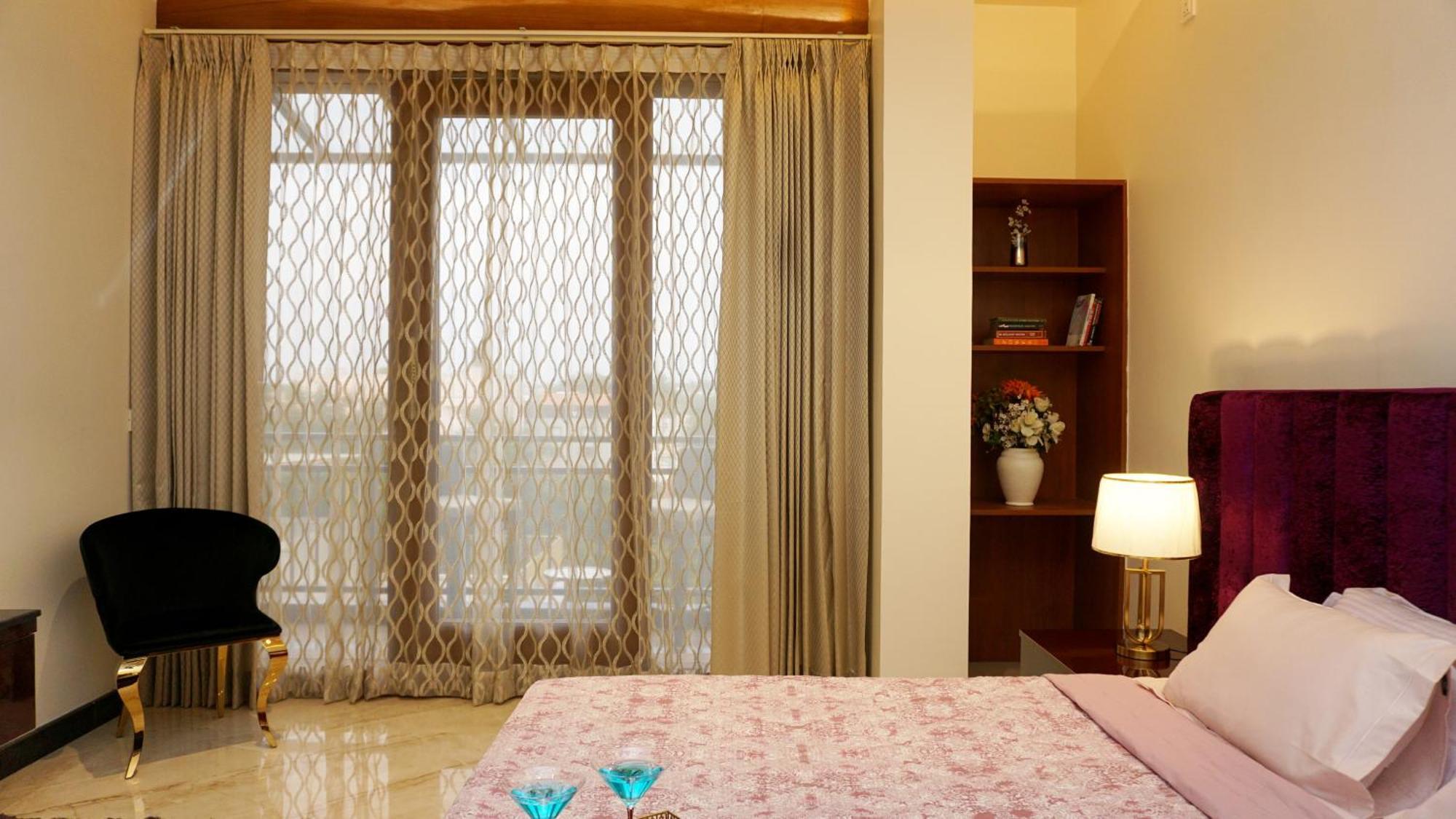 Appartamento The Pentouz On 100 Feet Road Indiranagar - An Urban Luxury Retreat Bangalore Esterno foto