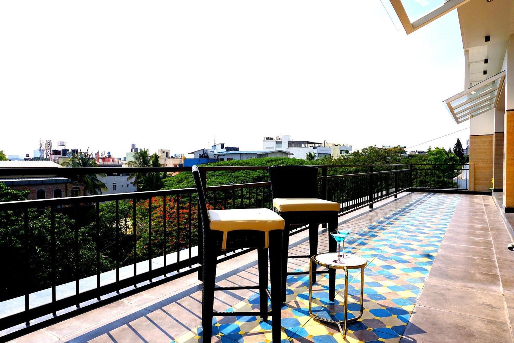 Appartamento The Pentouz On 100 Feet Road Indiranagar - An Urban Luxury Retreat Bangalore Esterno foto