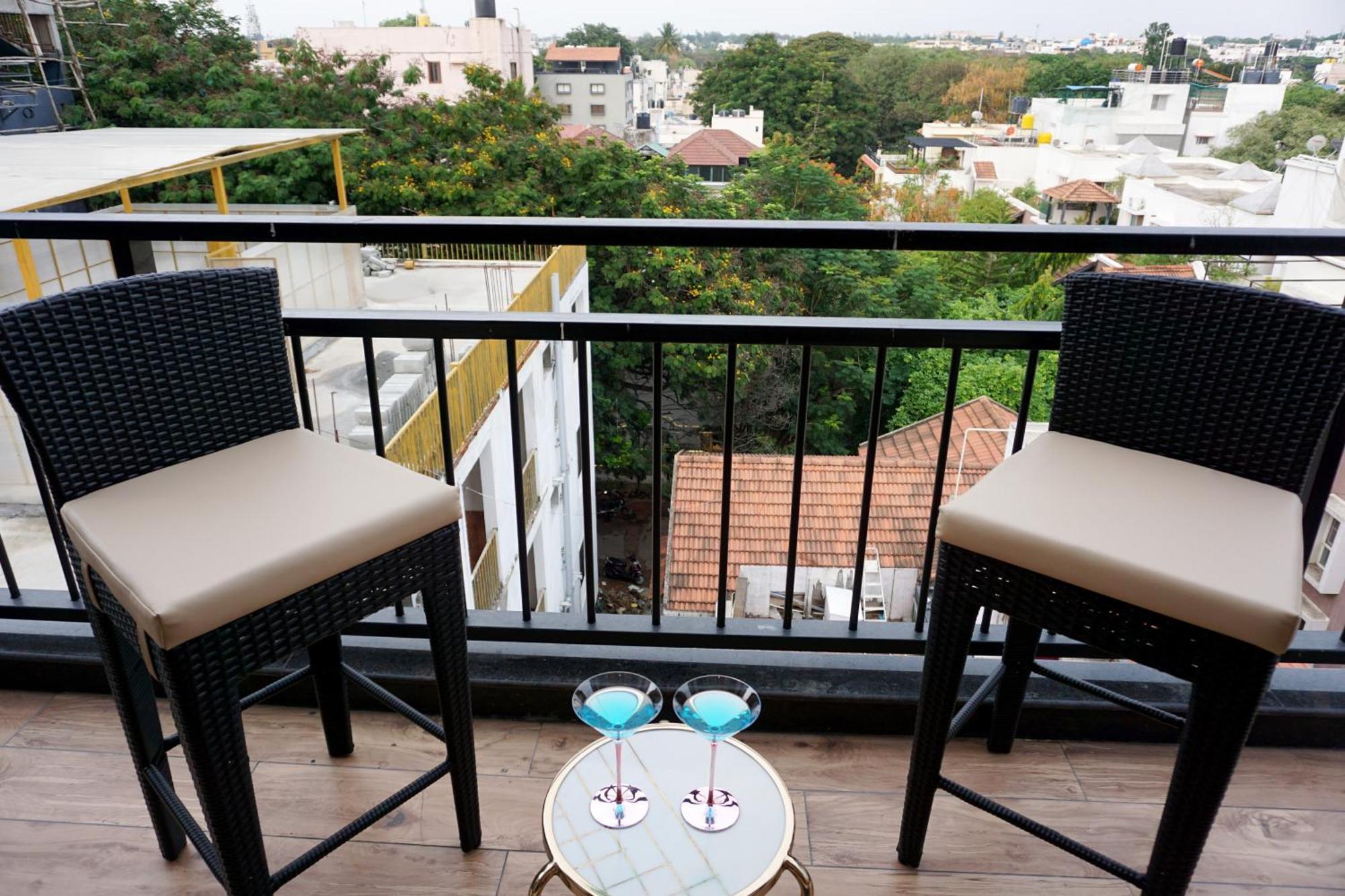 Appartamento The Pentouz On 100 Feet Road Indiranagar - An Urban Luxury Retreat Bangalore Esterno foto