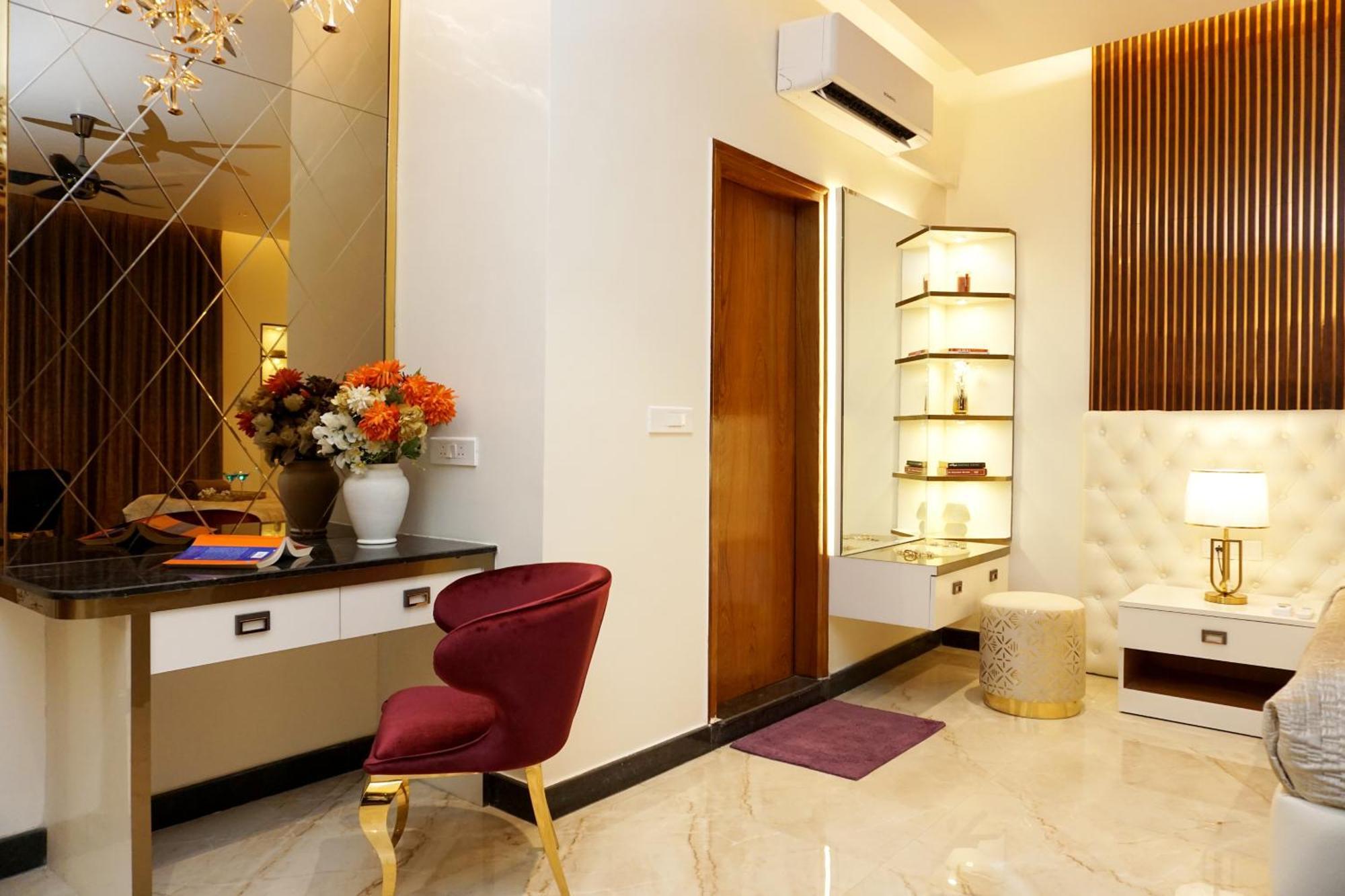 Appartamento The Pentouz On 100 Feet Road Indiranagar - An Urban Luxury Retreat Bangalore Esterno foto