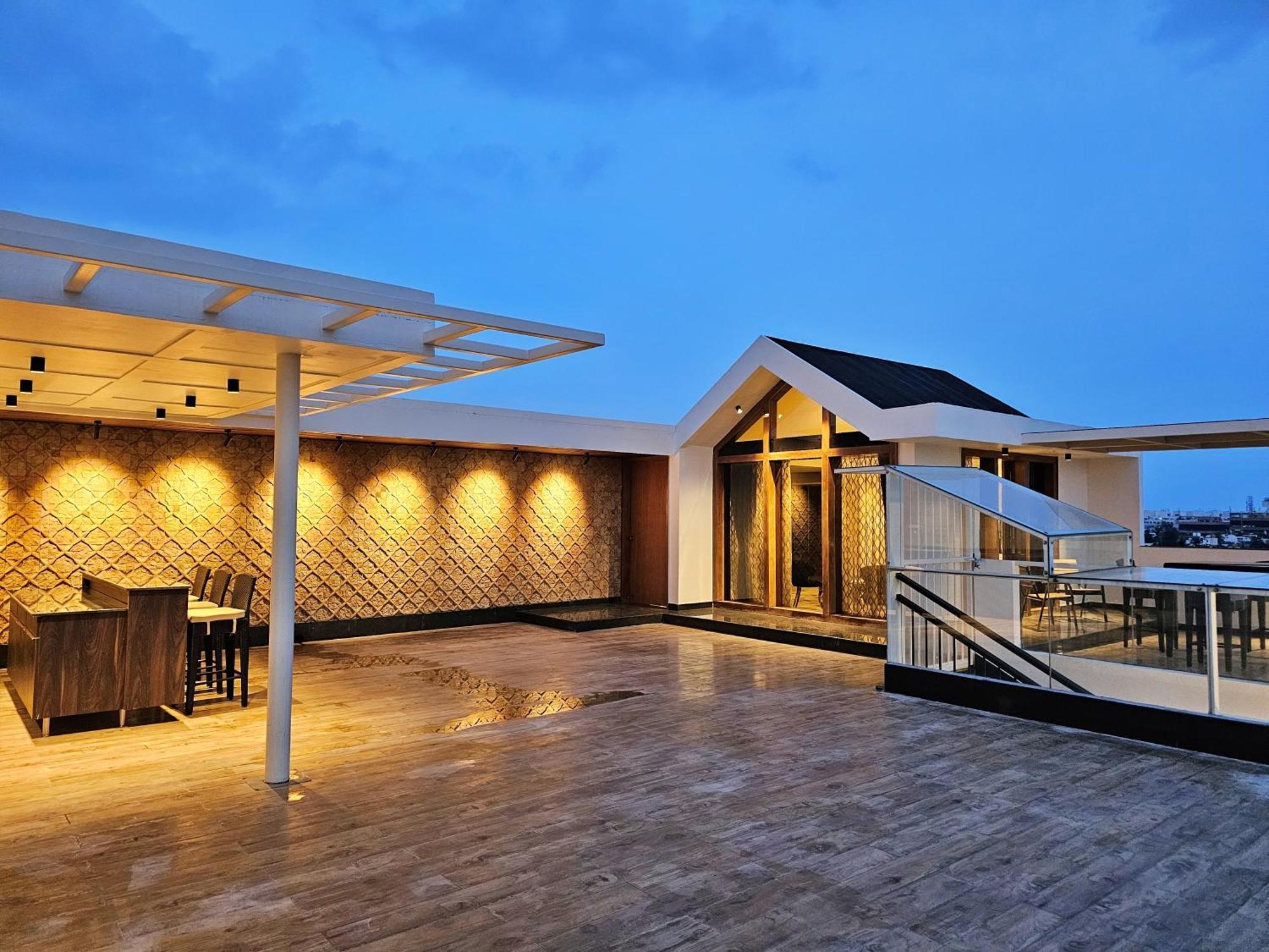 Appartamento The Pentouz On 100 Feet Road Indiranagar - An Urban Luxury Retreat Bangalore Esterno foto