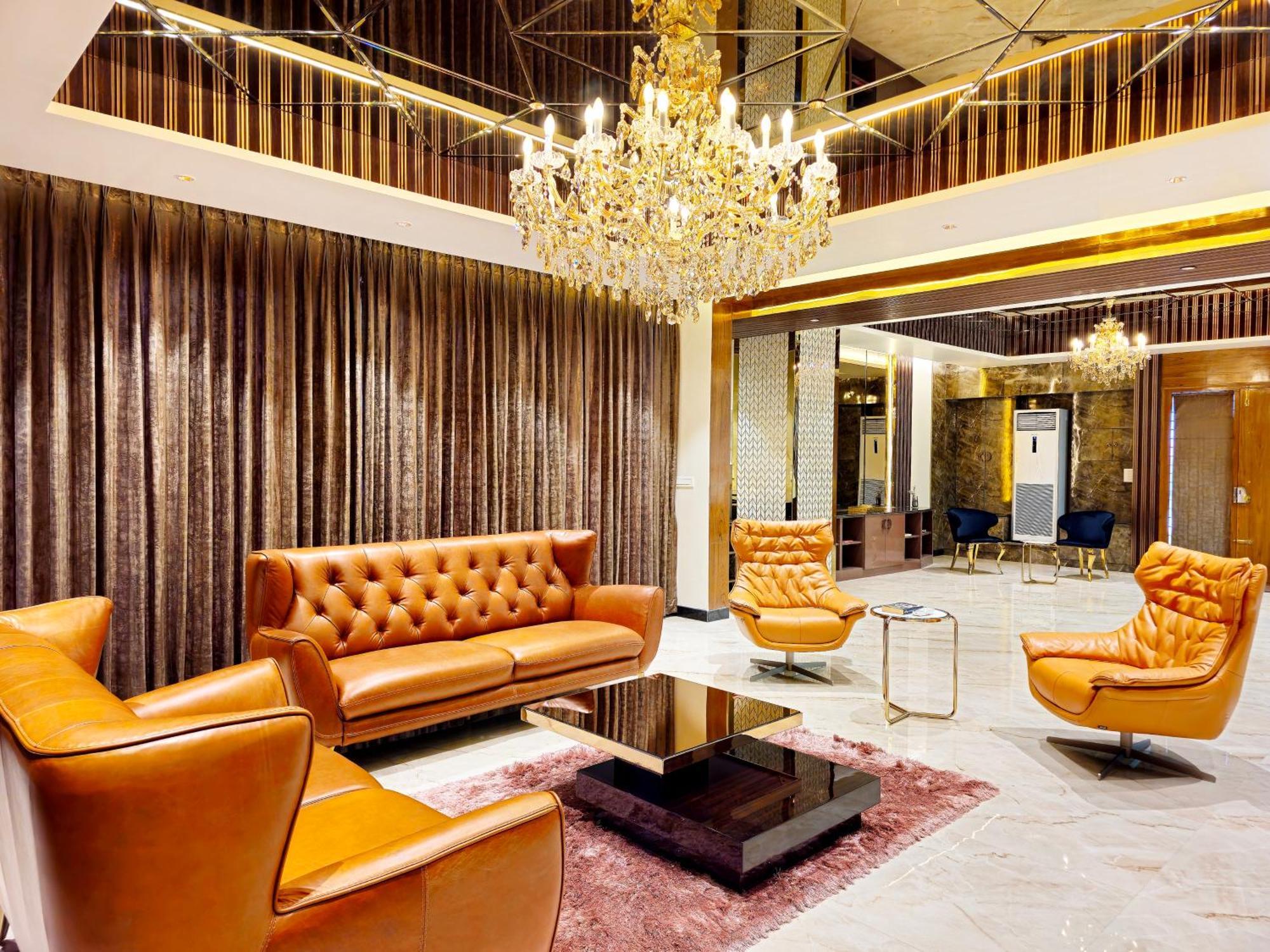 Appartamento The Pentouz On 100 Feet Road Indiranagar - An Urban Luxury Retreat Bangalore Esterno foto