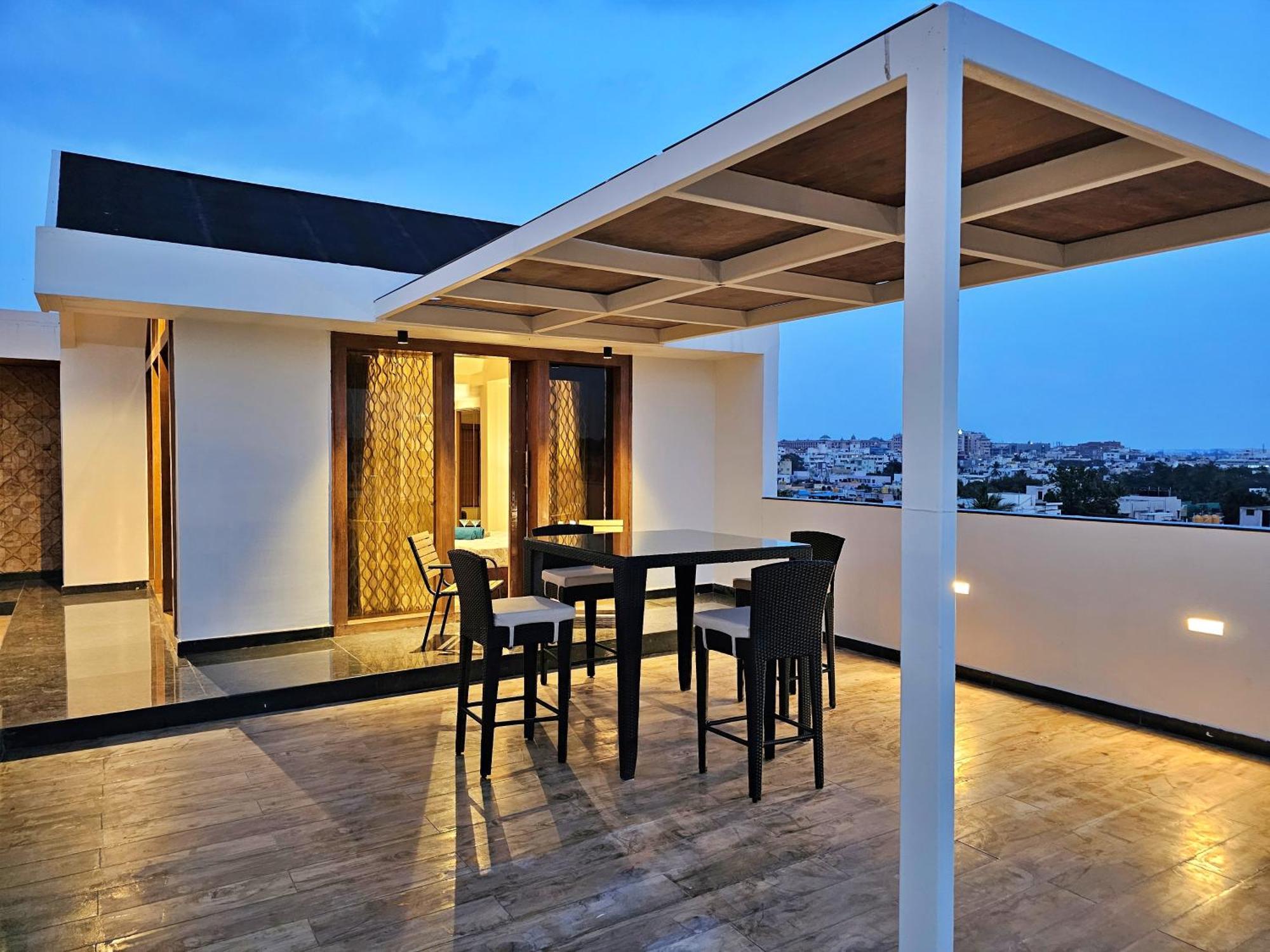 Appartamento The Pentouz On 100 Feet Road Indiranagar - An Urban Luxury Retreat Bangalore Esterno foto