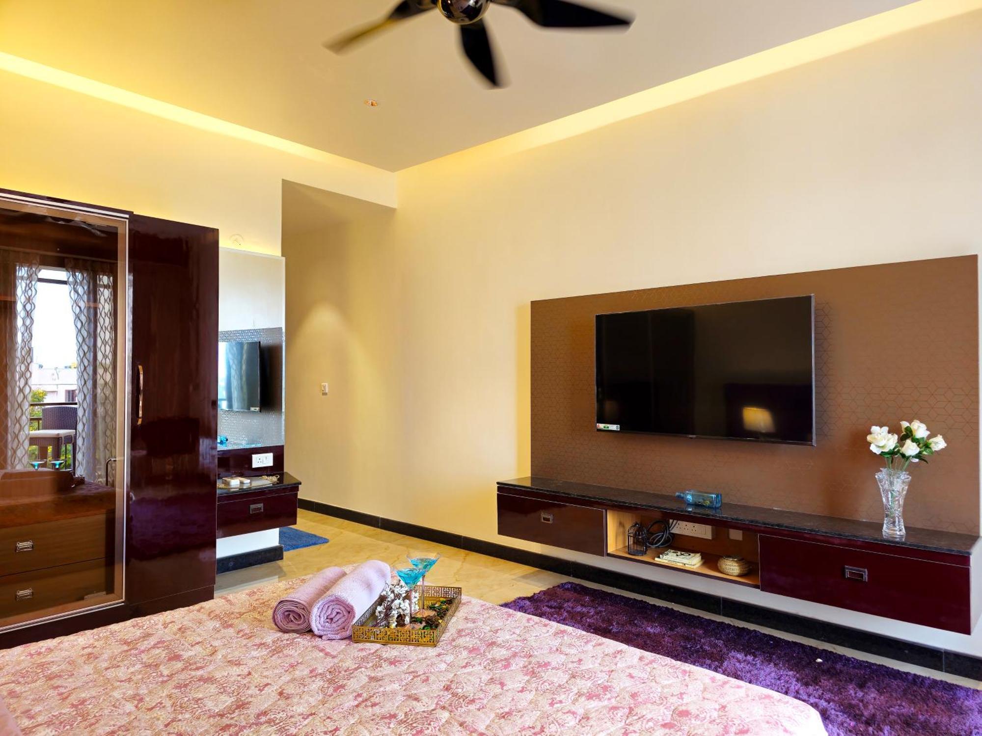 Appartamento The Pentouz On 100 Feet Road Indiranagar - An Urban Luxury Retreat Bangalore Esterno foto