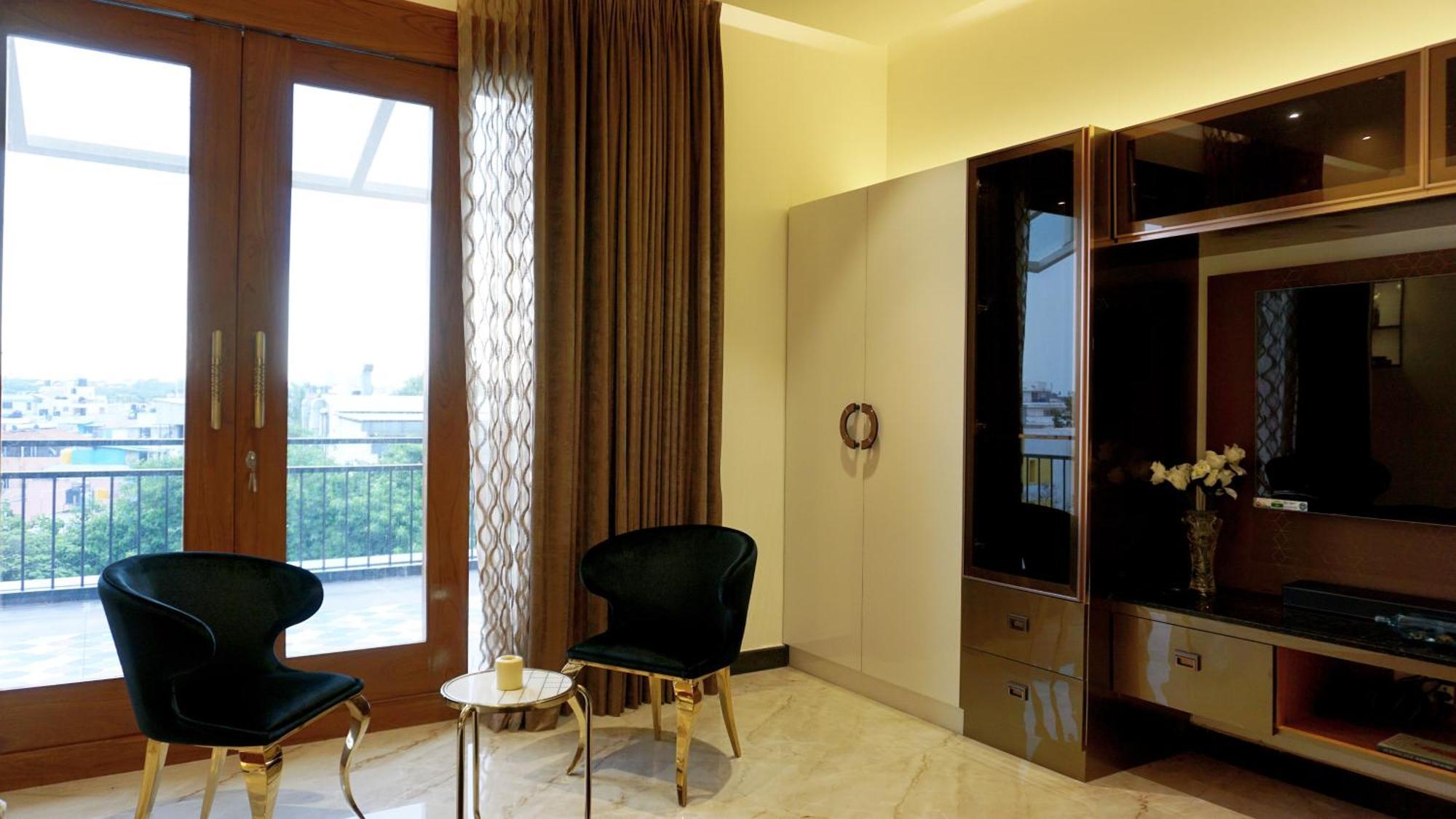 Appartamento The Pentouz On 100 Feet Road Indiranagar - An Urban Luxury Retreat Bangalore Esterno foto