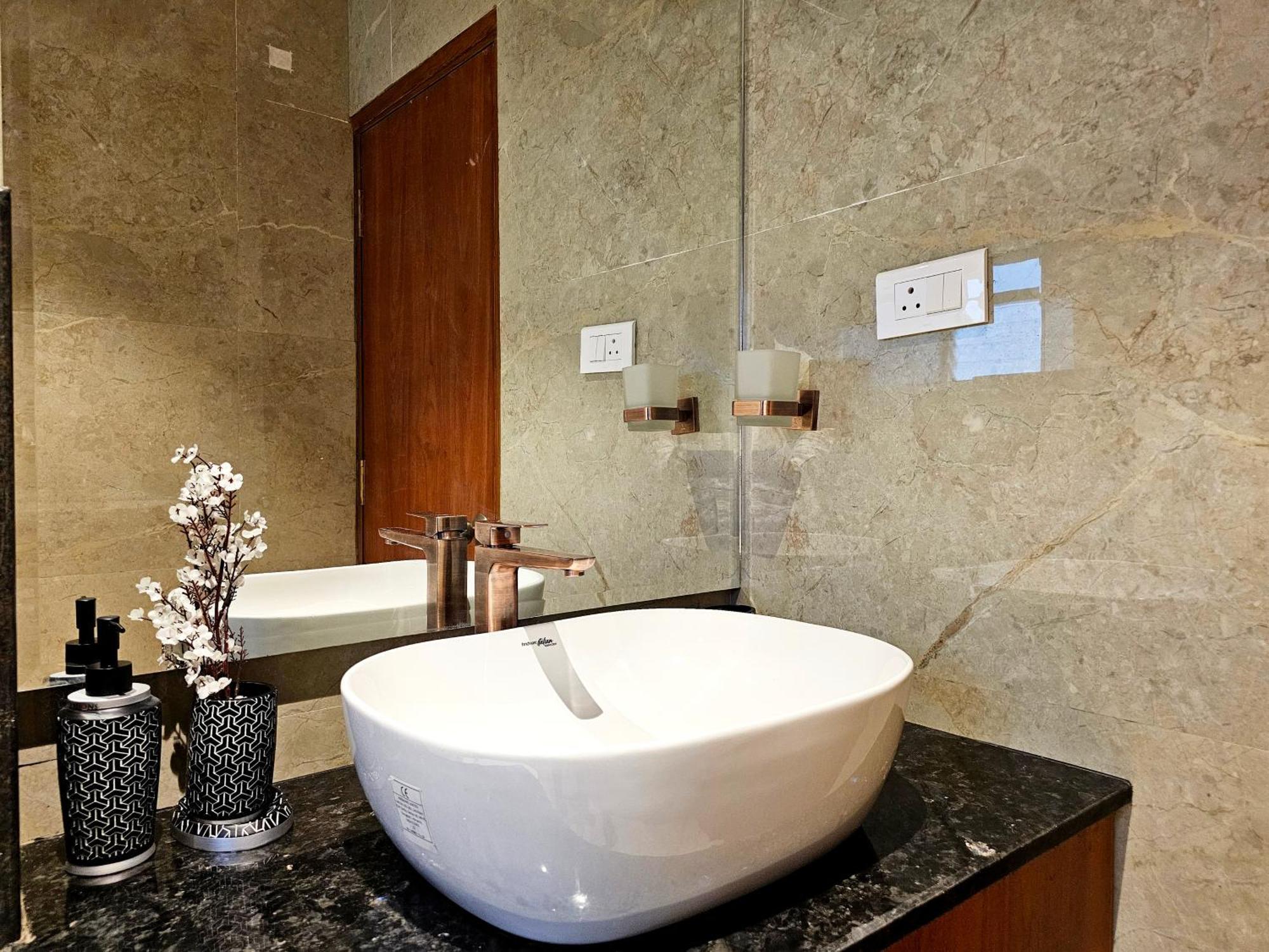 Appartamento The Pentouz On 100 Feet Road Indiranagar - An Urban Luxury Retreat Bangalore Esterno foto