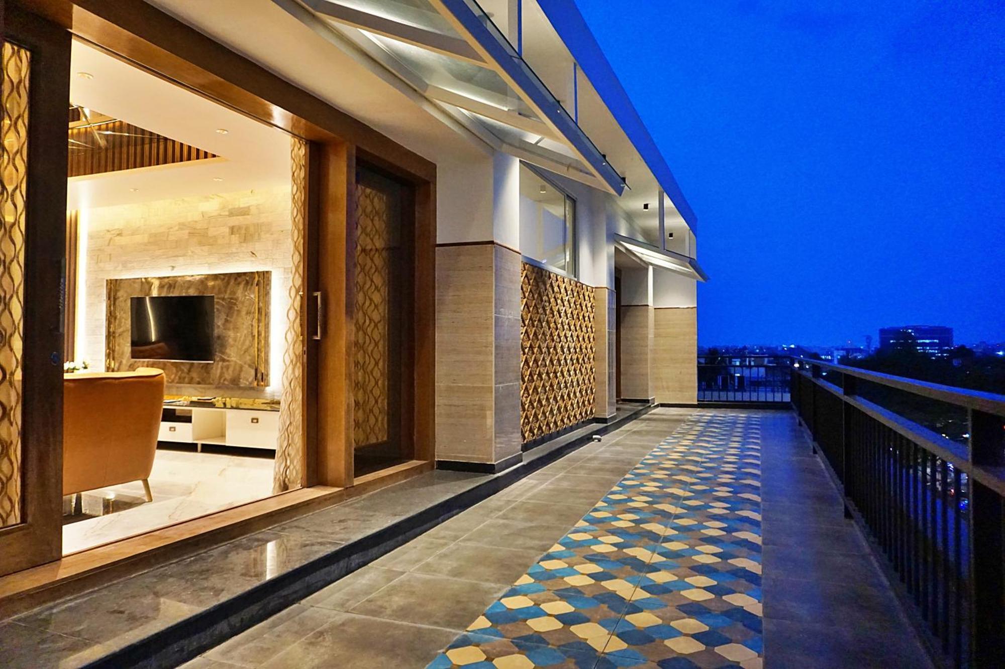 Appartamento The Pentouz On 100 Feet Road Indiranagar - An Urban Luxury Retreat Bangalore Esterno foto