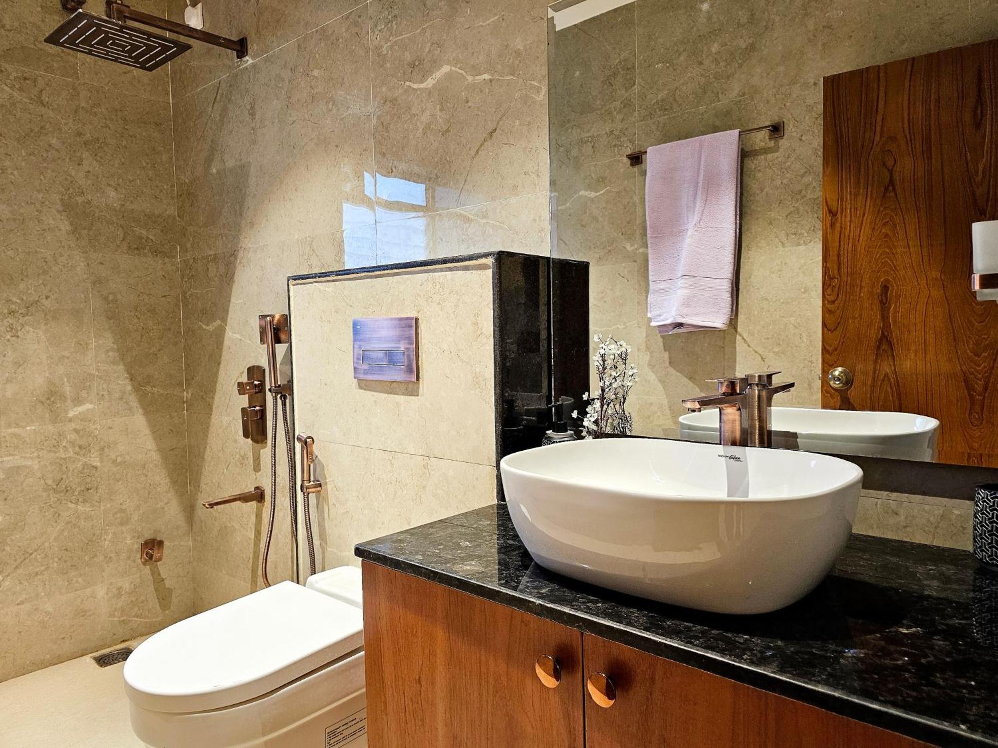 Appartamento The Pentouz On 100 Feet Road Indiranagar - An Urban Luxury Retreat Bangalore Esterno foto