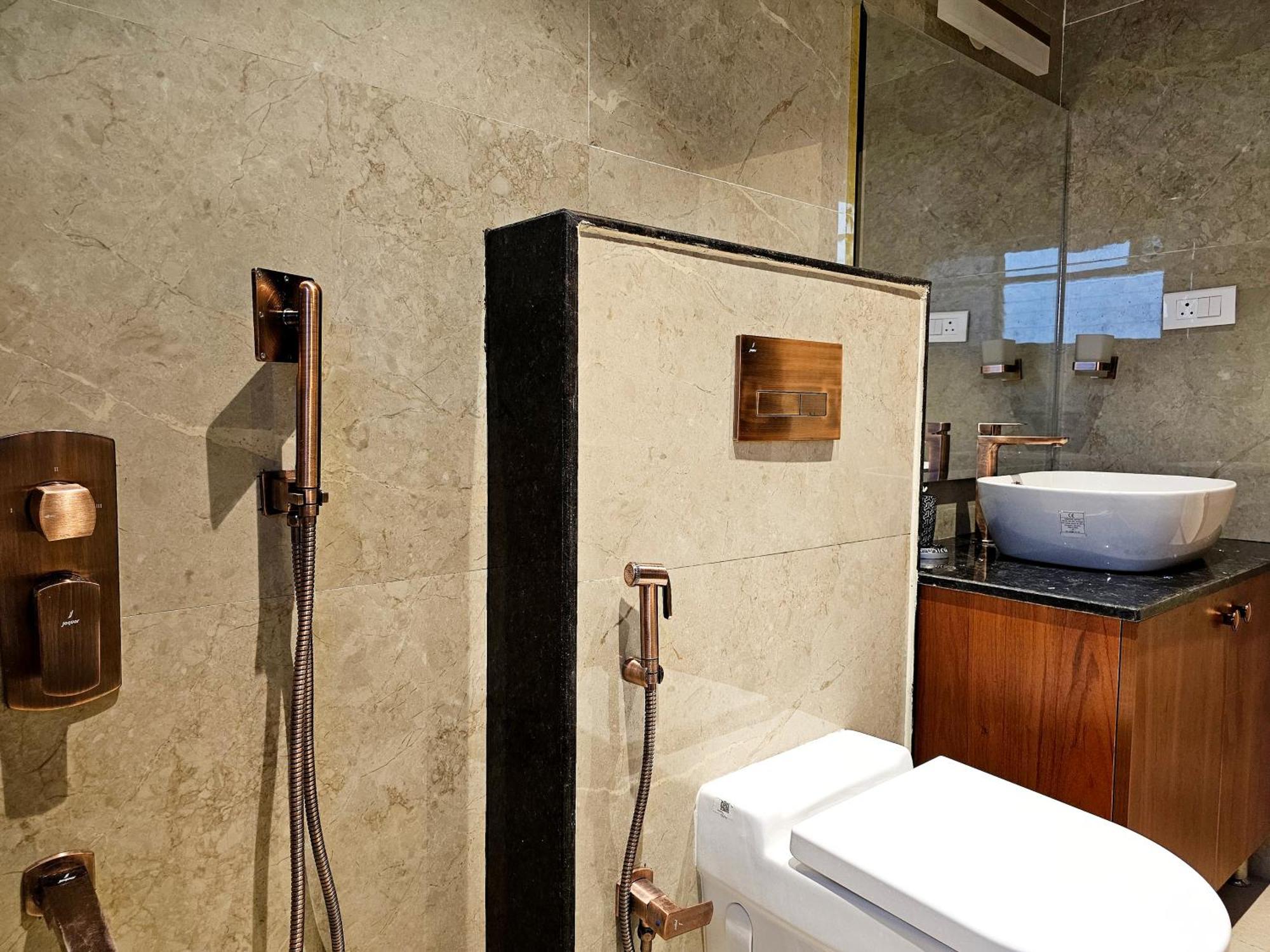 Appartamento The Pentouz On 100 Feet Road Indiranagar - An Urban Luxury Retreat Bangalore Esterno foto