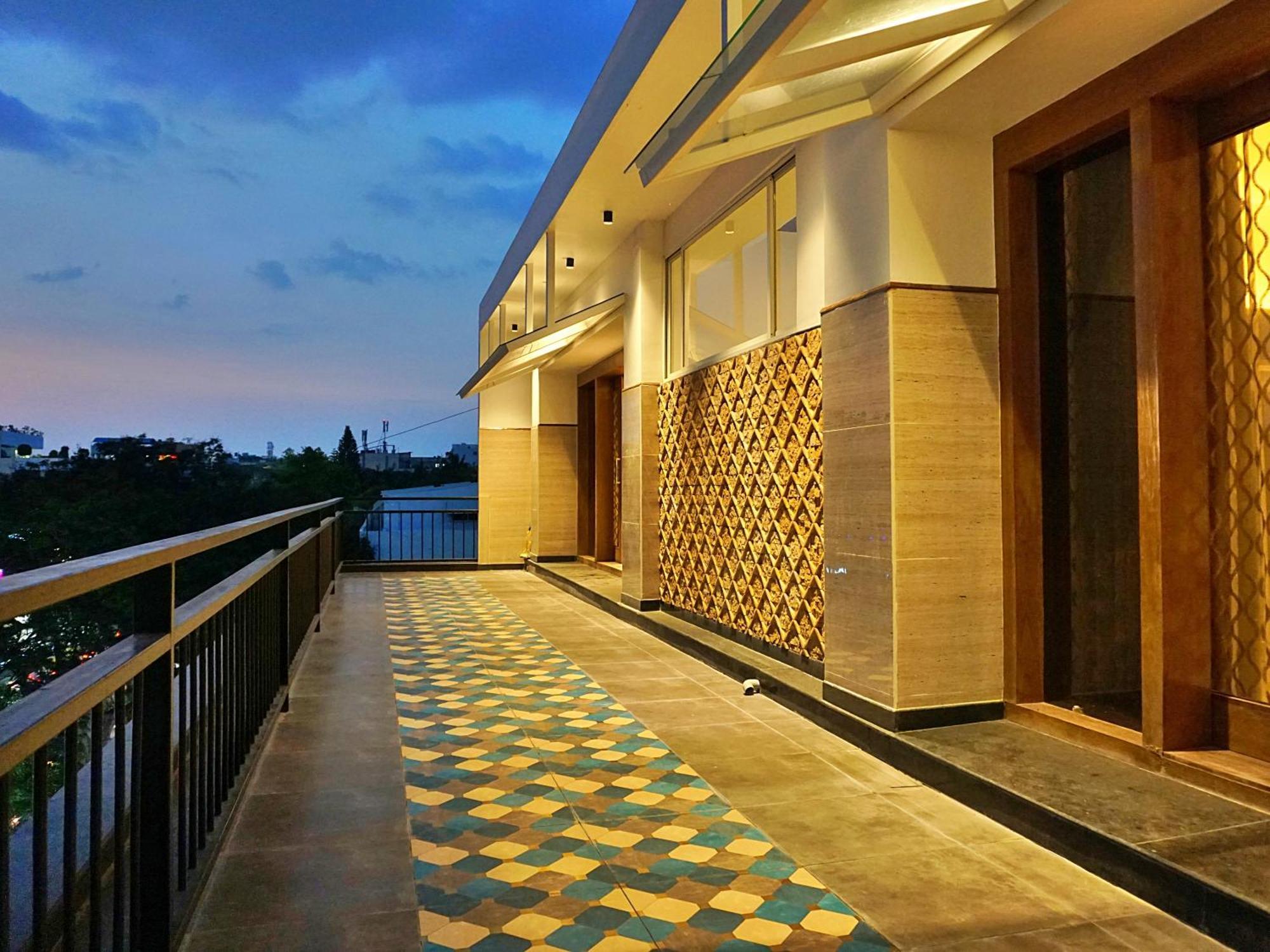 Appartamento The Pentouz On 100 Feet Road Indiranagar - An Urban Luxury Retreat Bangalore Esterno foto