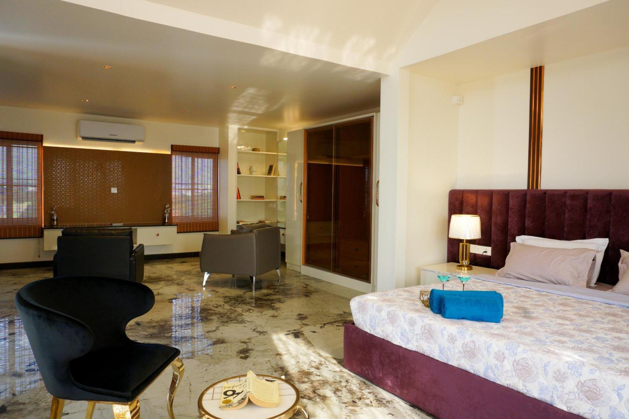 Appartamento The Pentouz On 100 Feet Road Indiranagar - An Urban Luxury Retreat Bangalore Esterno foto