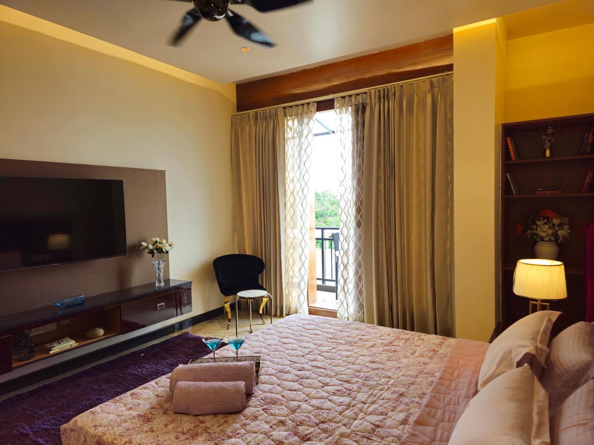 Appartamento The Pentouz On 100 Feet Road Indiranagar - An Urban Luxury Retreat Bangalore Esterno foto