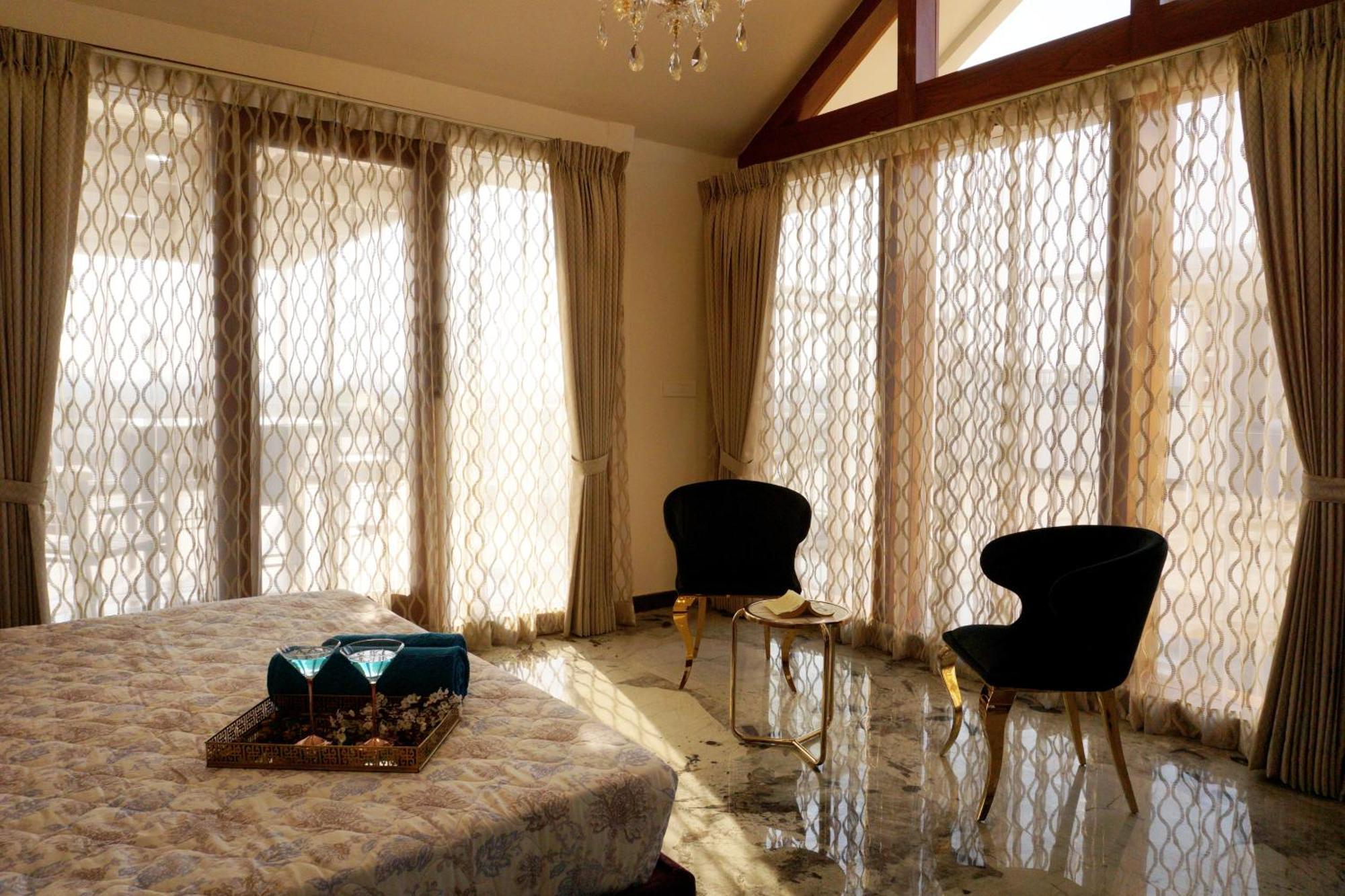 Appartamento The Pentouz On 100 Feet Road Indiranagar - An Urban Luxury Retreat Bangalore Esterno foto