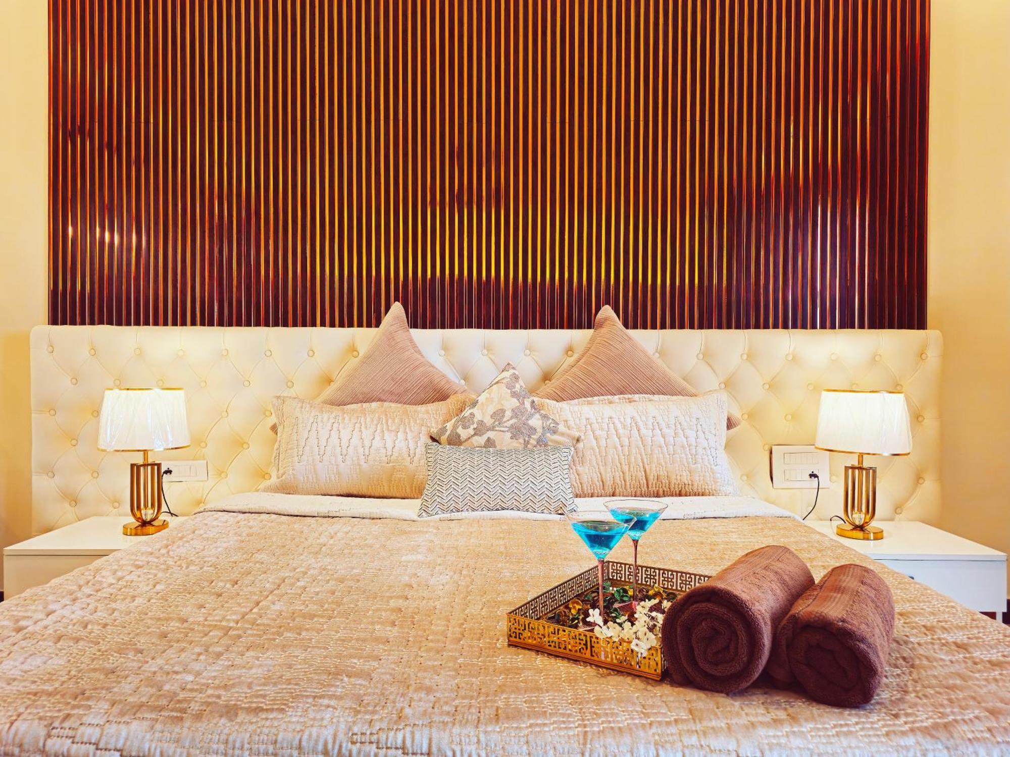 Appartamento The Pentouz On 100 Feet Road Indiranagar - An Urban Luxury Retreat Bangalore Esterno foto